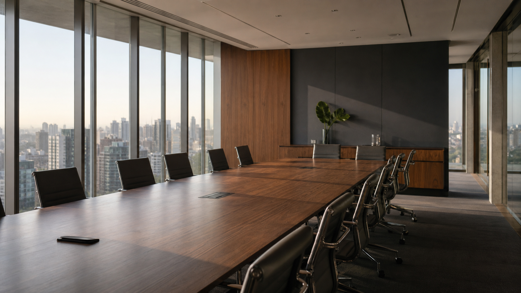 Sala de reunião executiva vazia, com luz natural e vista para a cidade